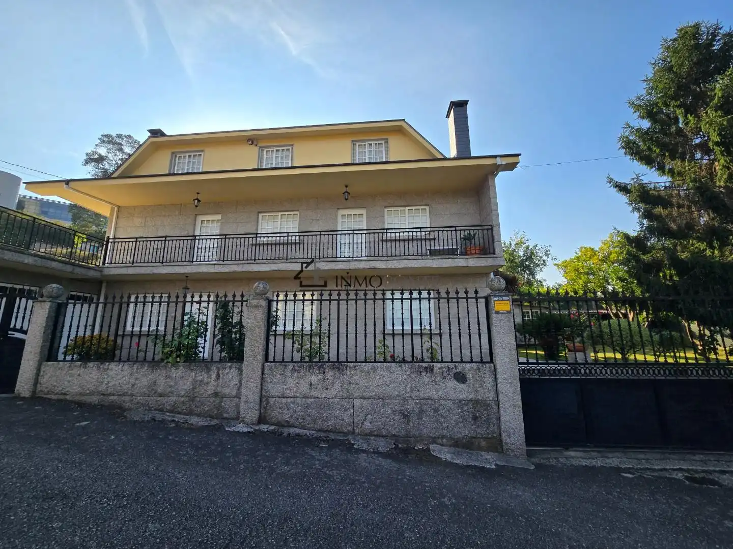 Vista exterior de Casa o xalet en venda en Pontevedra Capital  amb Calefacció, Jardí privat i Terrassa