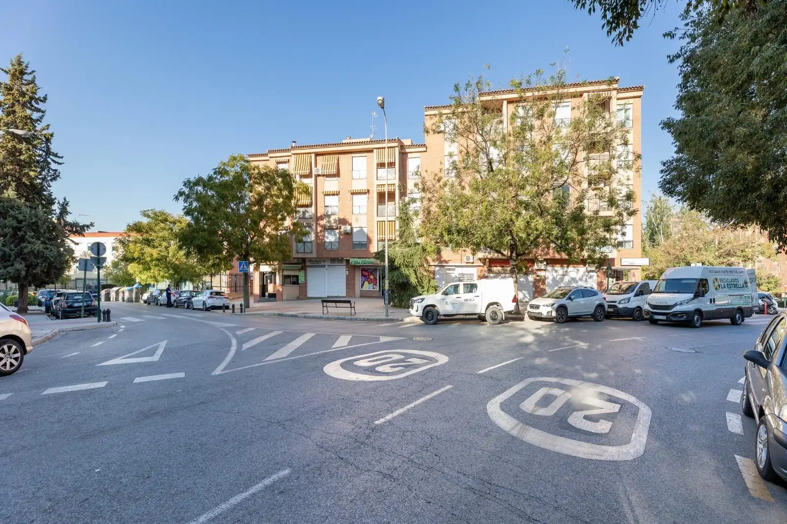 Vista exterior de Local en venta en Granada