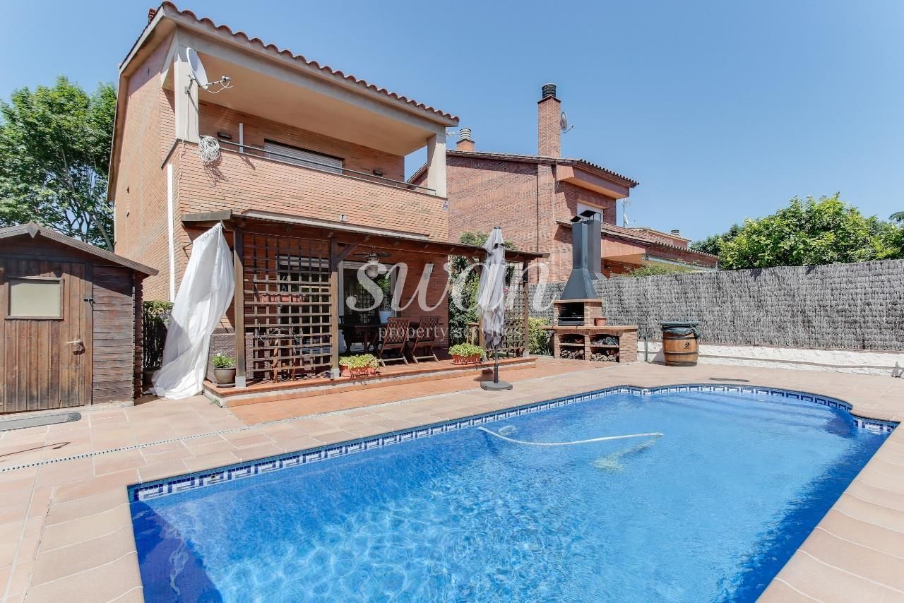 Exterior view of House or chalet for rent in Sant Cugat del Vallès  with Air Conditioner, Heating and Storage room