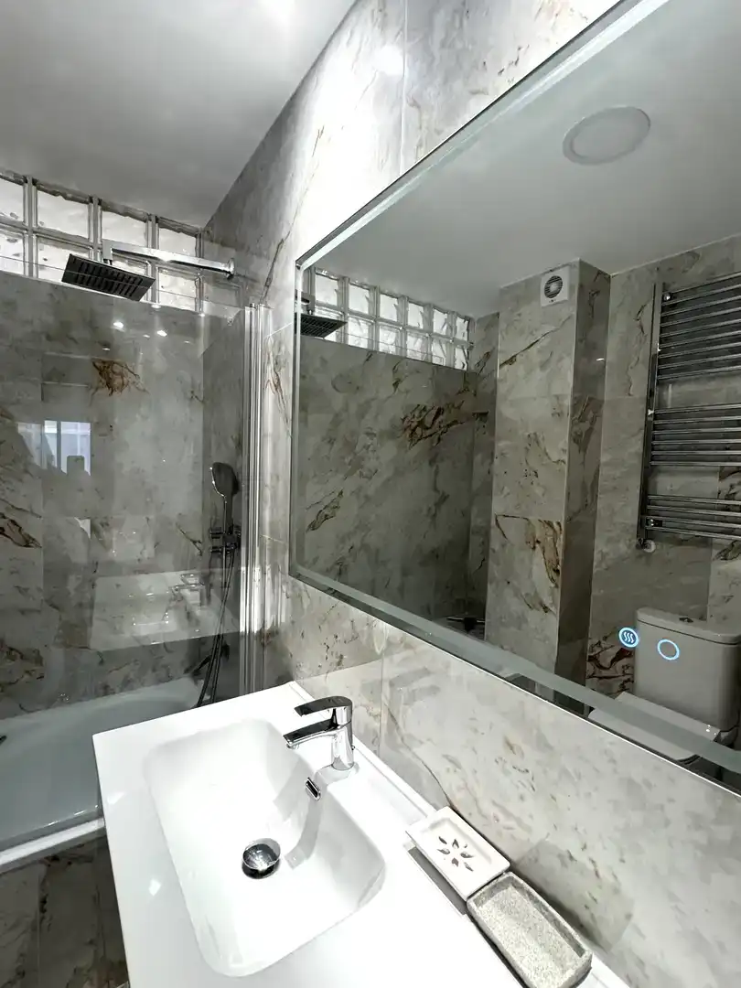 Badezimmer von Wohnung zum Verkauf in Teo mit Klimaanlage, Schwimmbad und Balkon