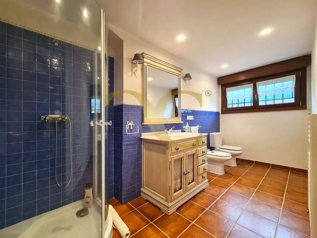 Bany de Casa o xalet en venda en Oviedo  amb Calefacció, Jardí privat i Terrassa