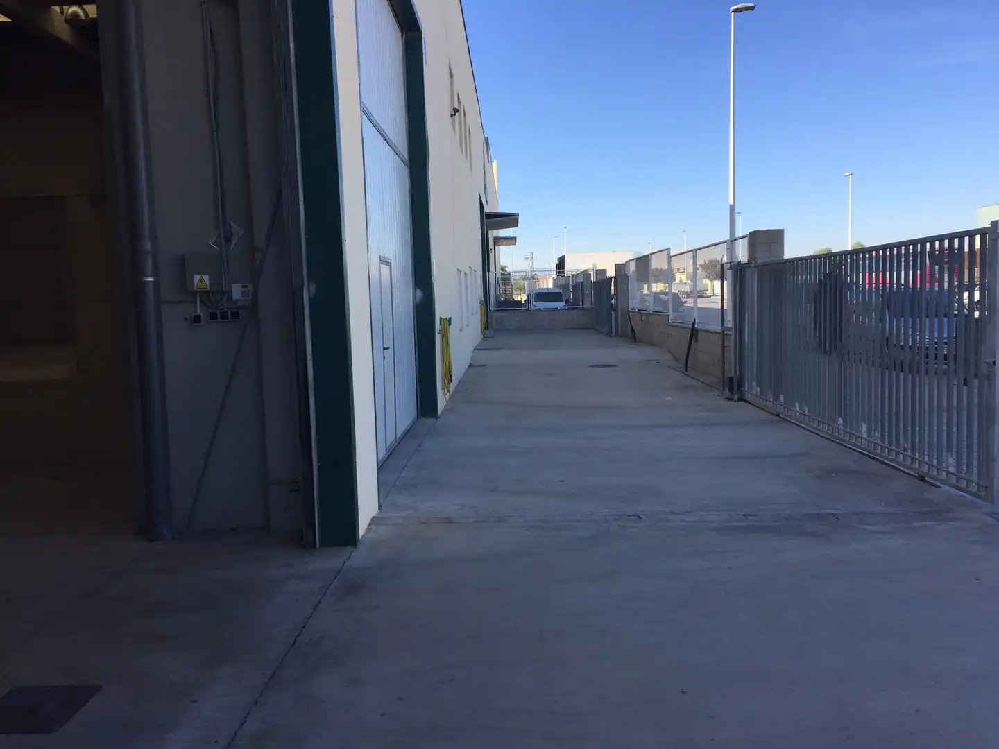 Vista exterior de Nau industrial de lloguer en Riba-roja de Túria amb Calefacció i Alarma