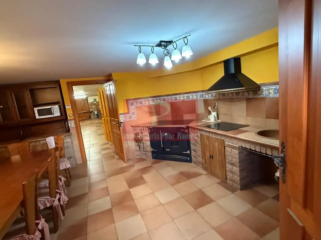 Cuina de Casa adosada en venda en Sariegos amb Calefacció, Jardí privat i Terrassa