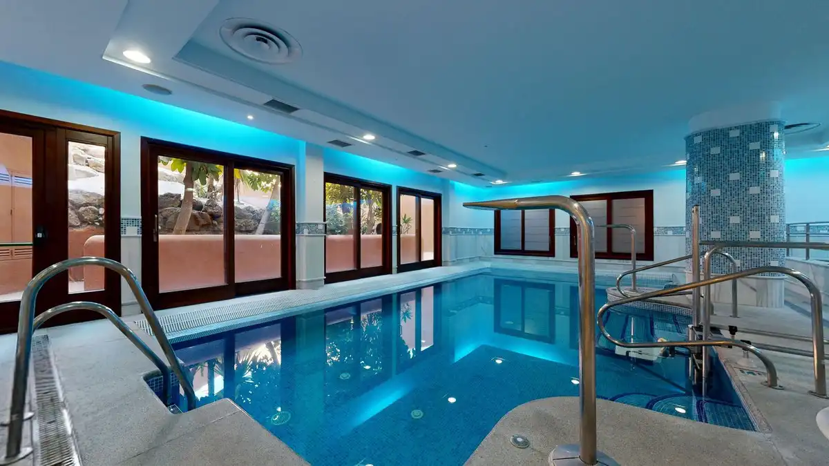 Swimming pool of Flat for sale in Estepona  with Air Conditioner, Heating and Terrace