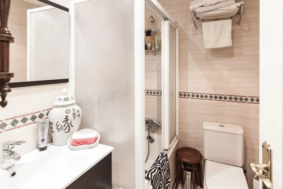 Bathroom of Flat for sale in Estepona  with Air Conditioner, Private garden and Terrace
