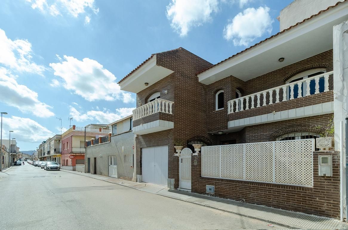 Vista exterior de Casa adosada en venda en Cartagena amb Jardí privat, Terrassa i Traster