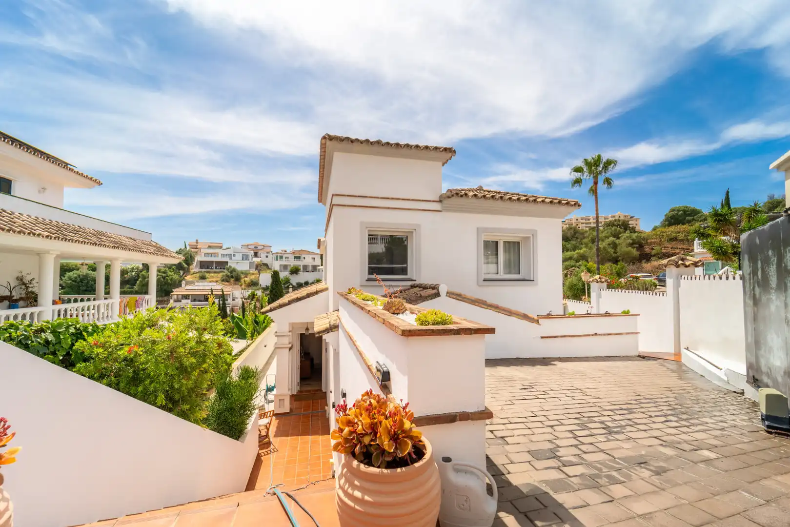 Vista exterior de Casa o xalet en venda en Mijas amb Aire condicionat, Jardí privat i Terrassa