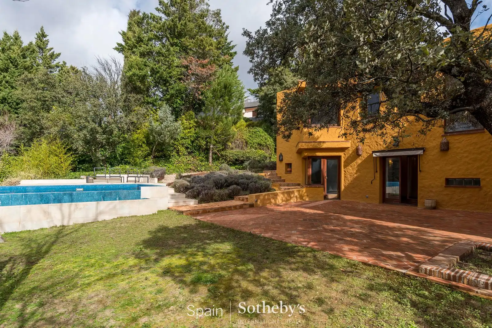 Vista exterior de Casa o xalet en venda en Las Rozas de Madrid amb Aire condicionat, Calefacció i Jardí privat