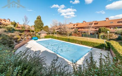 Swimming pool of Single-family semi-detached for sale in Majadahonda  with Air Conditioner, Heating and Private garden