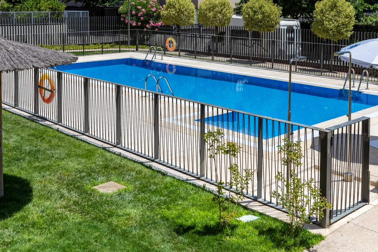 Swimming pool of Flat for sale in Tres Cantos  with Air Conditioner, Heating and Private garden