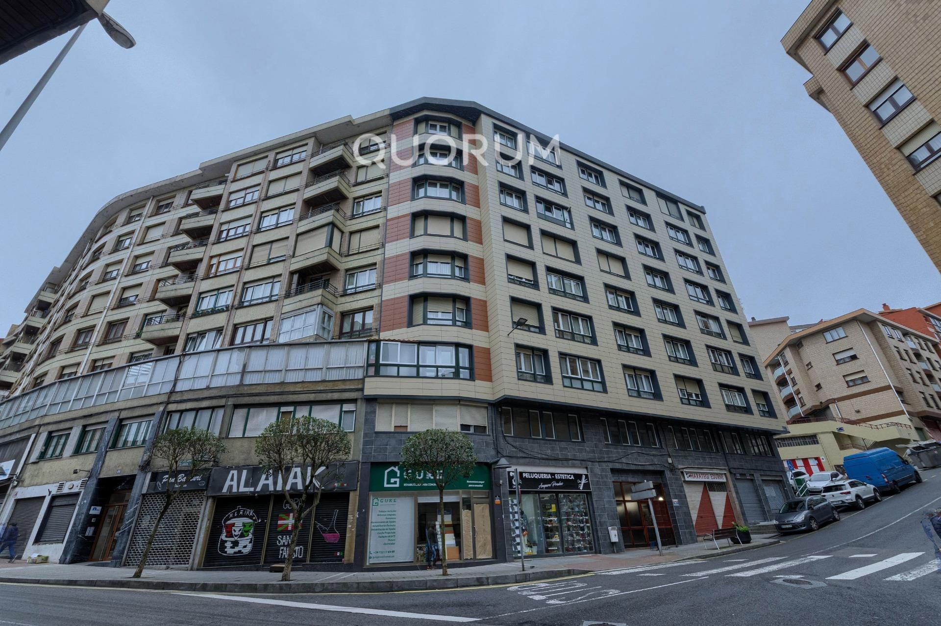 Vista exterior de Pis en venda en Basauri  amb Balcó