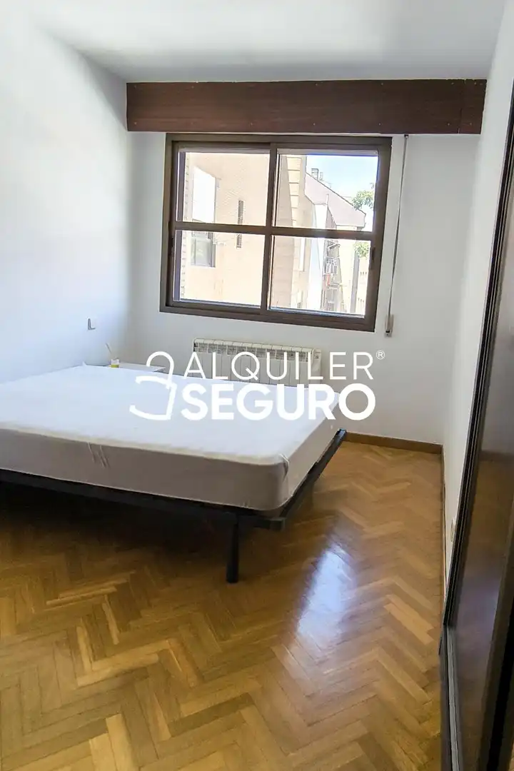 Dormitori de Pis de lloguer en Madrid amb Aire condicionat, Calefacció i Piscina