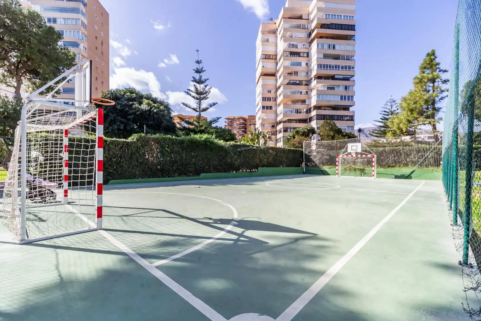 Vista exterior de Piso en venta en Torremolinos con Aire acondicionado, Jardín privado y Terraza