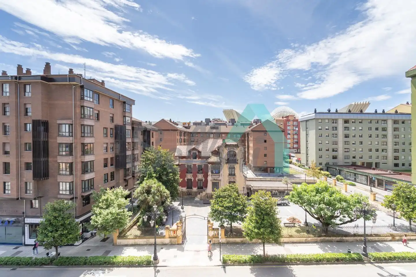 Vista exterior de Piso en venta en Oviedo  con Calefacción, Parquet y Terraza