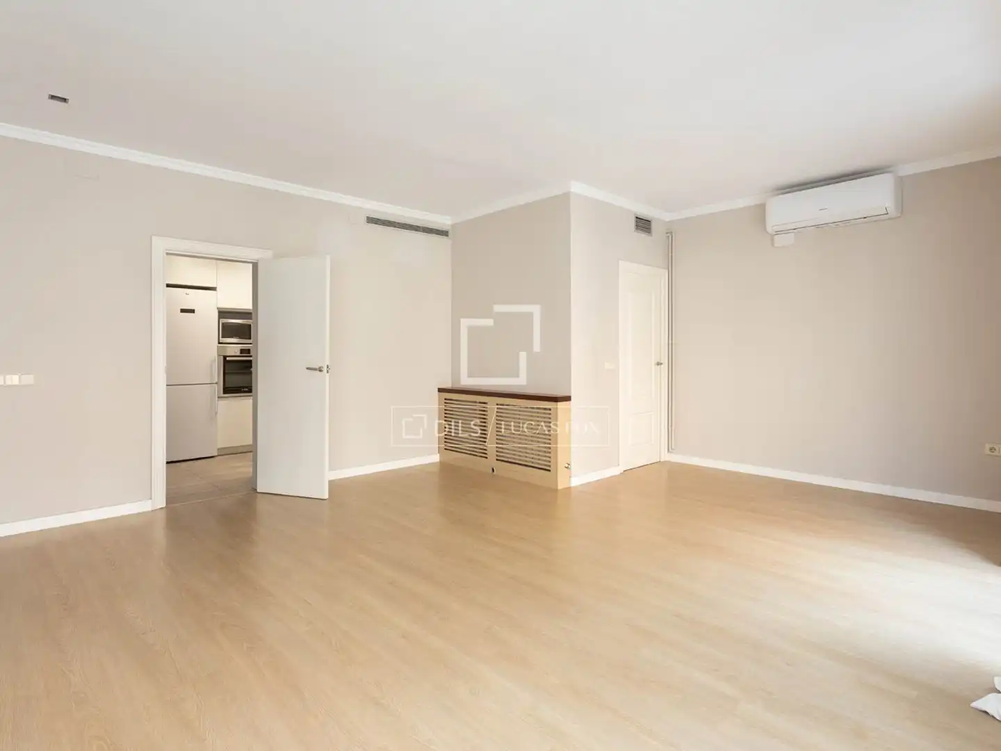 Wohnzimmer von Wohnung zum Verkauf in Barcelona mit Klimaanlage und Heizung