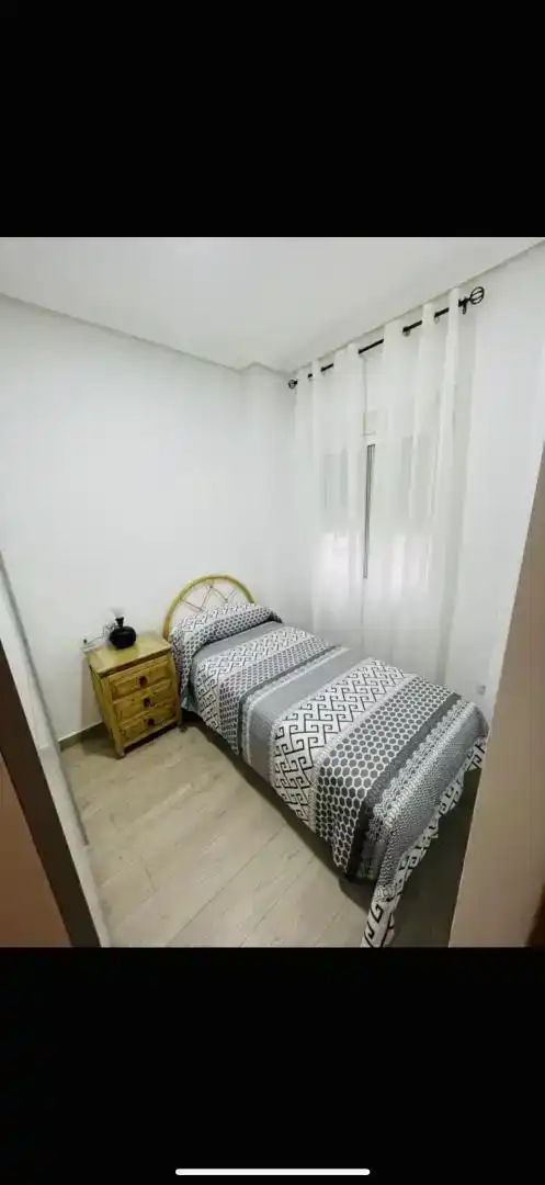 Dormitori de Pis per a compartir en Andújar amb Aire condicionat, Parquet i Moblat