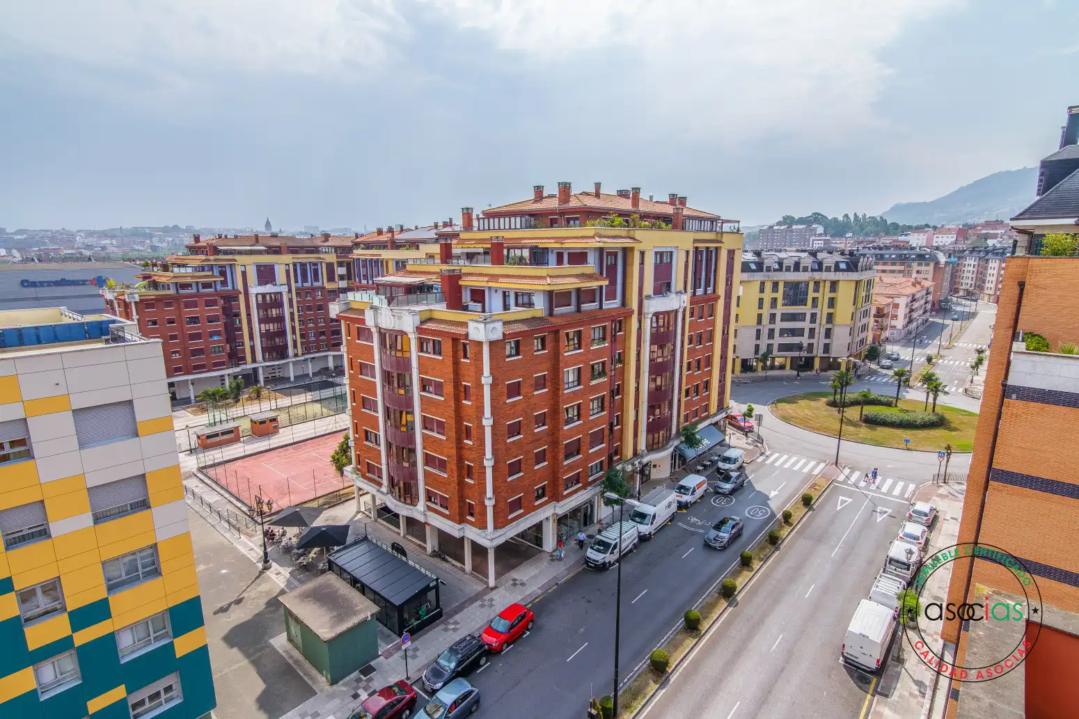 Vista exterior de Àtic en venda en Oviedo  amb Calefacció, Jardí privat i Parquet