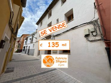 Casa con balcone in vendita a Carrer Font Nova 21