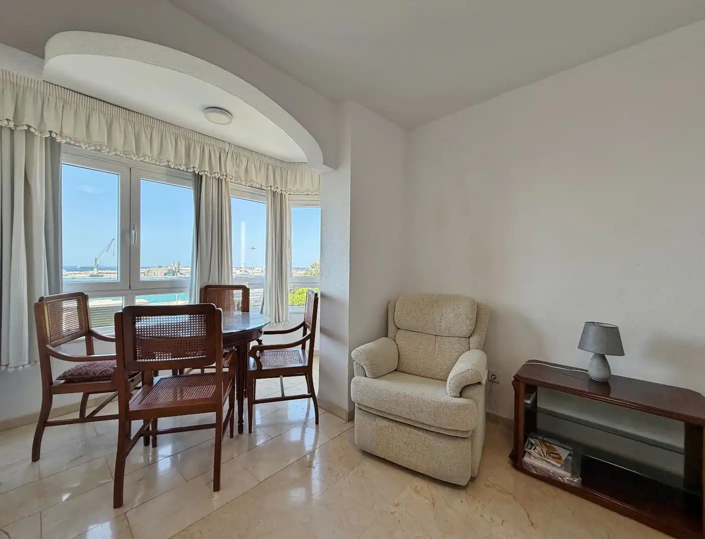 Sala d'estar de Pis de lloguer en Almería amb Aire condicionat i Moblat