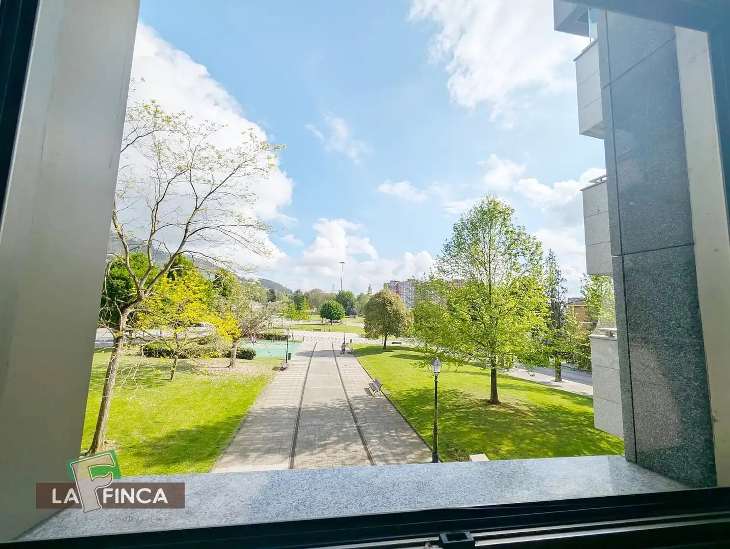 Vista exterior de Apartament en venda en Oviedo  amb Calefacció, Traster i Moblat