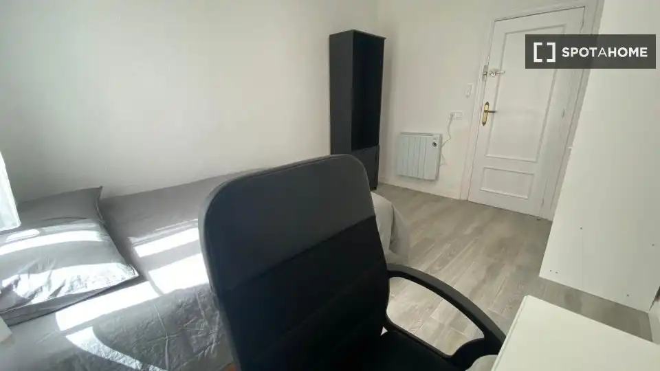 Bedroom of Flat for rent in Madrid  with Air Conditioner, Heating and Furnished