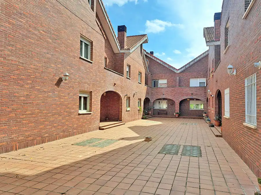 Vista exterior de Casa adosada en venta en Torrelodones con Calefacción, Jardín privado y Parquet