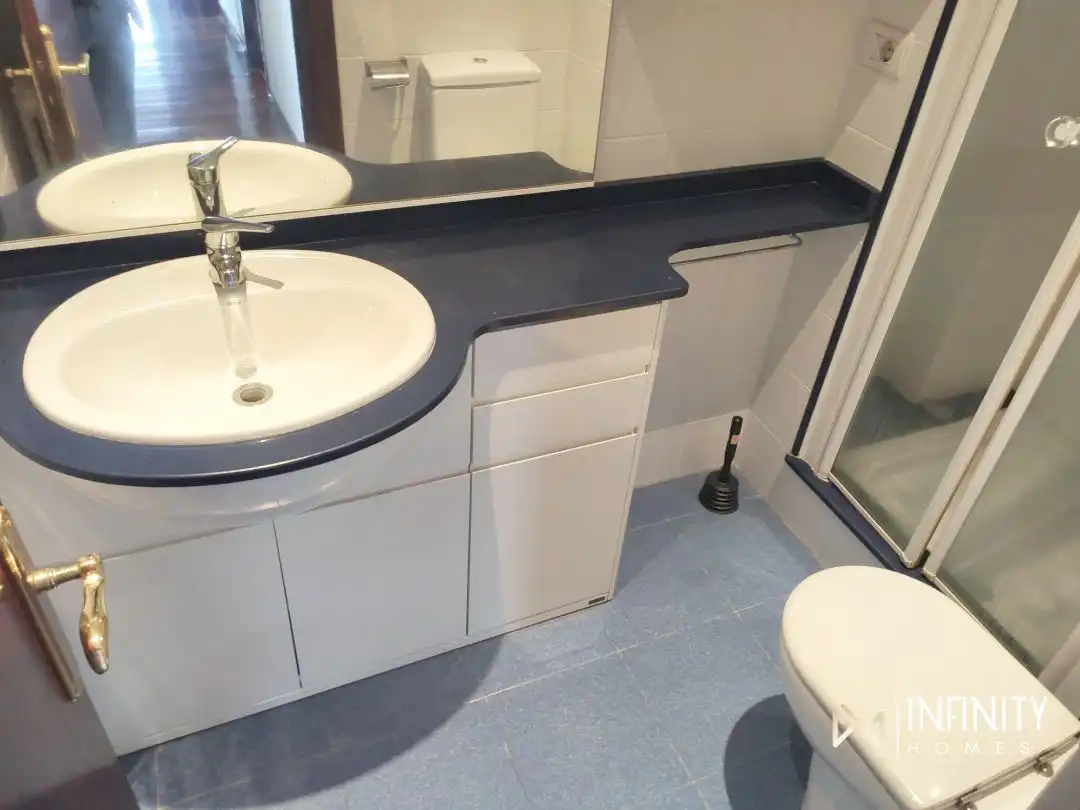 Baño de Piso de alquiler en Bilbao  con Calefacción y Terraza
