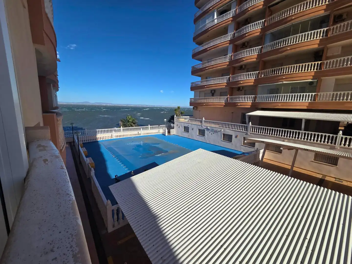 Schwimmbecken von Wohnung zum Verkauf in La Manga del Mar Menor mit Klimaanlage, Heizung und Terrasse