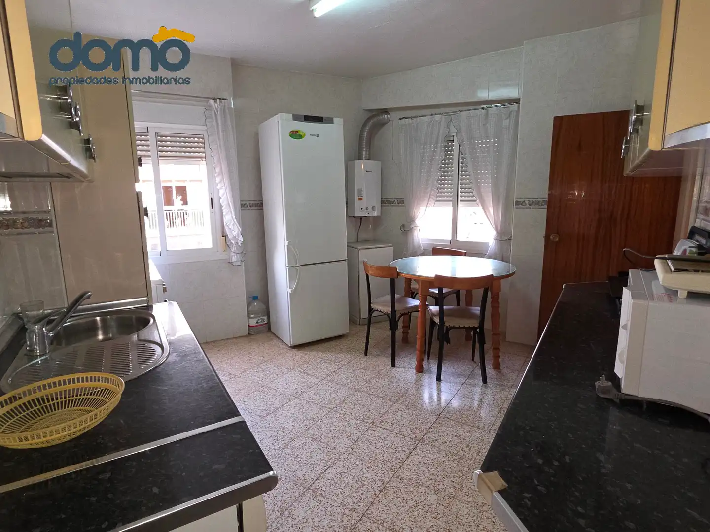 Cuina de Pis en venda en Almería amb Moblat i Balcó