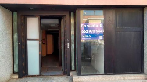 Local Comercial ubicado en la planta baja de un edificio, en la Ctra. De Sabadell en la vibrante zona de Rubí, Barcelona, este esp