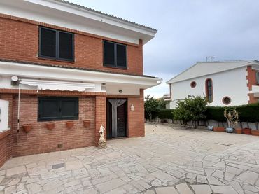 Maison mitoyenne avec balcon à vendre à Les Tres Cales
