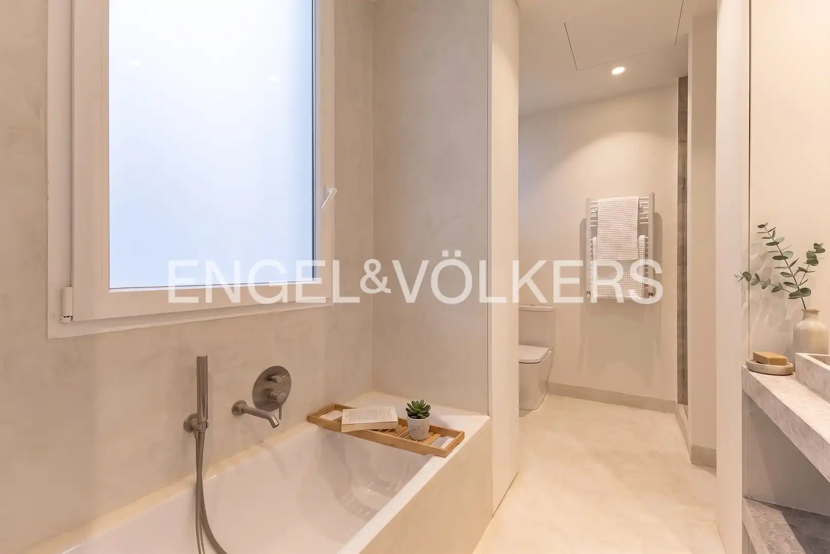 Badezimmer von Wohnung zur Miete in Madrid mit Klimaanlage, Heizung und Balkon