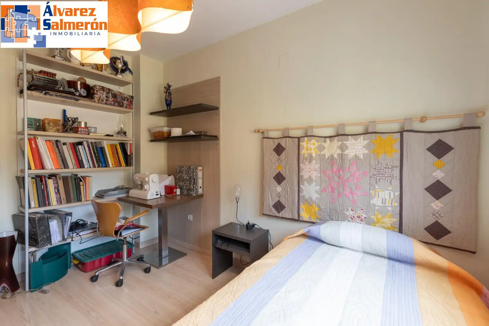 Habitación de Casa adosada en venta en Granada con Aire acondicionado, Calefacción y Balcón