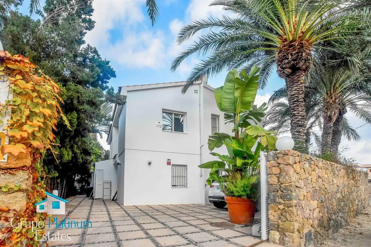 Vista exterior de Casa o xalet en venda en Águilas amb Aire condicionat, Jardí privat i Piscina
