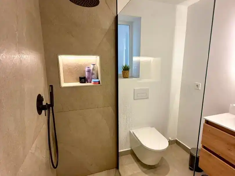 Baño de Piso de alquiler en Marbella con Aire acondicionado, Jardín privado y Piscina