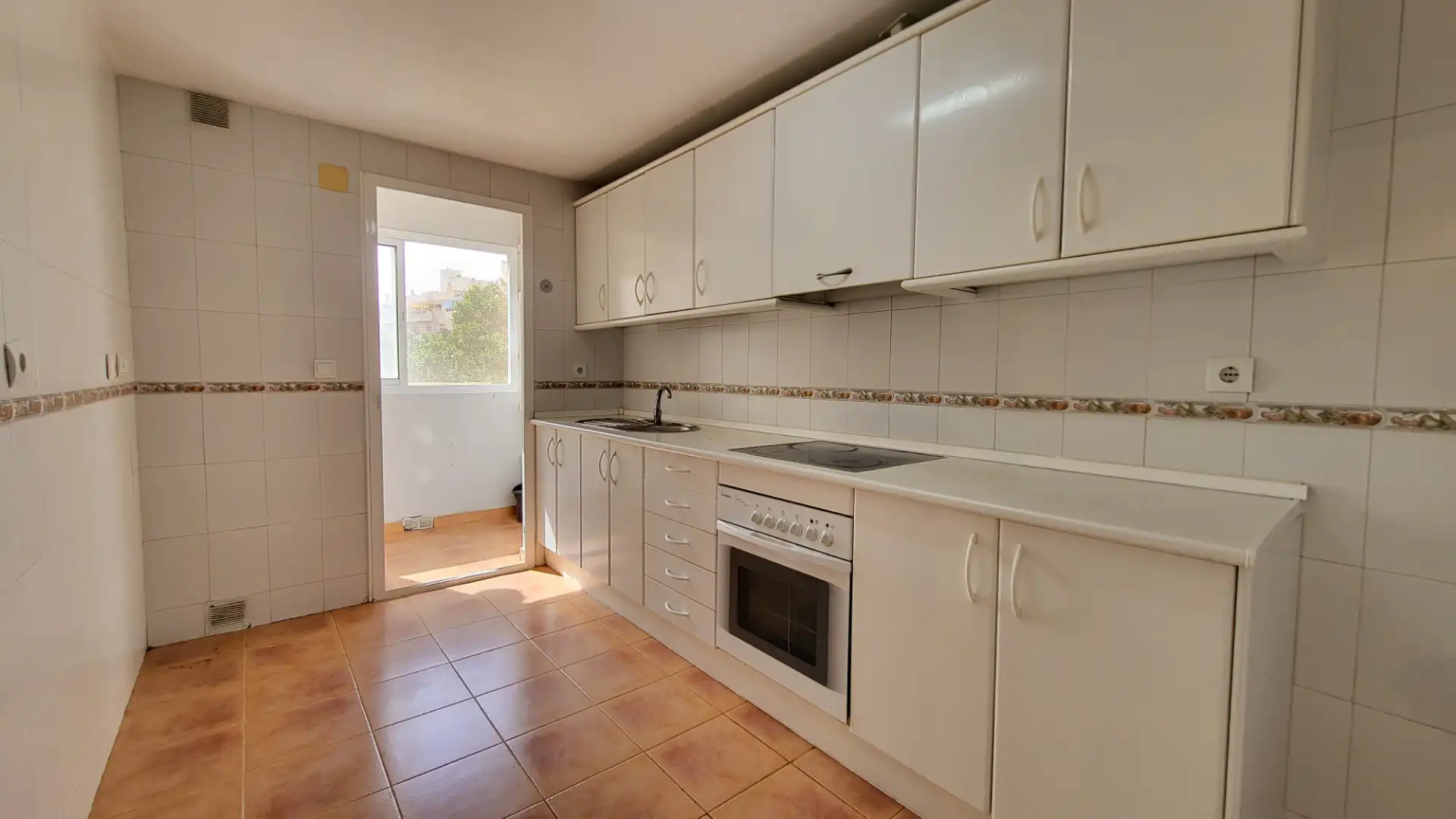 Piso en venta en Calle Andrómeda, El Cónsul - Ciudad Universitaria - El Romeral