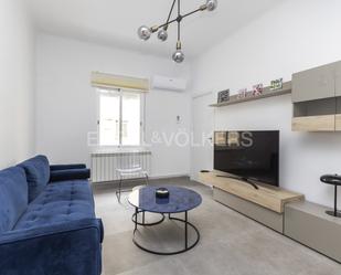 Sala d'estar de Apartament de lloguer en  Madrid Capital amb Aire condicionat, Calefacció i Moblat