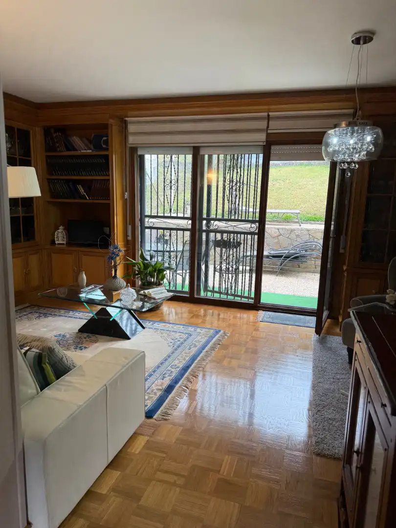 Sala de estar de Casa adosada en venta en Grado con Calefacción, Jardín privado y Parquet
