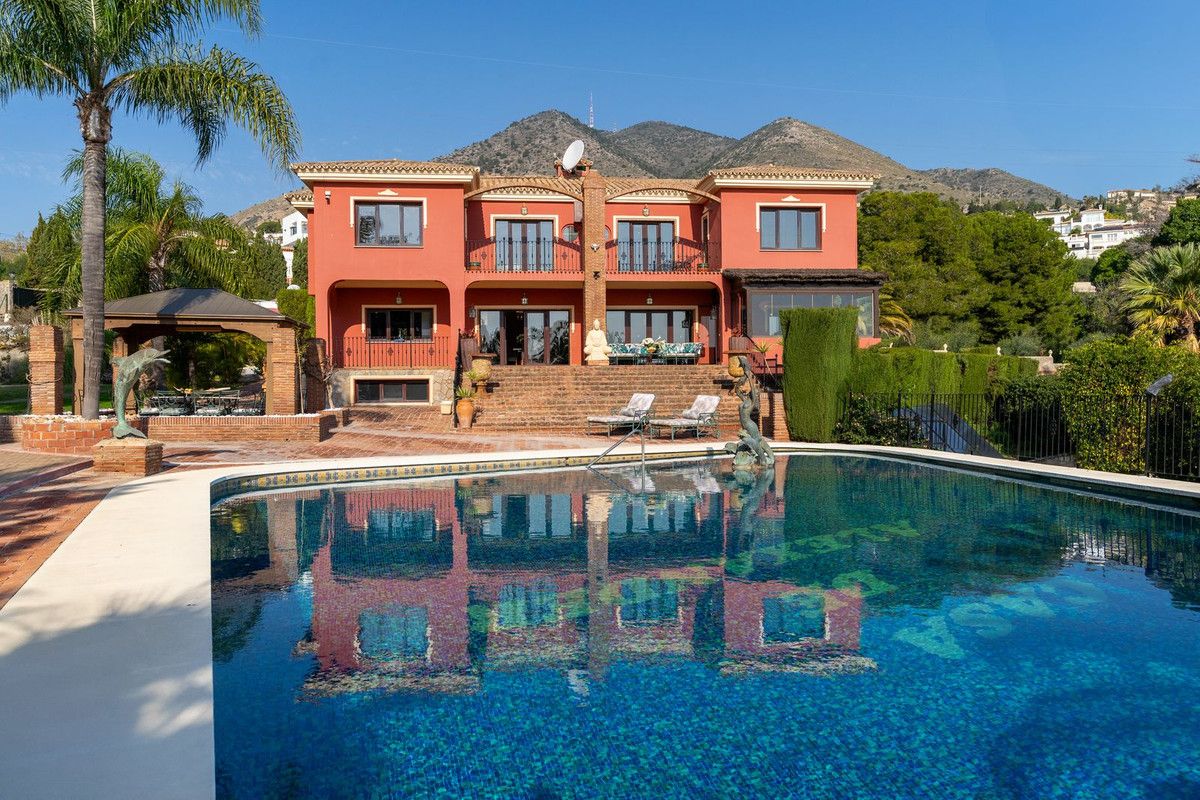 Vista exterior de Casa o xalet en venda en Benalmádena amb Aire condicionat, Calefacció i Jardí privat