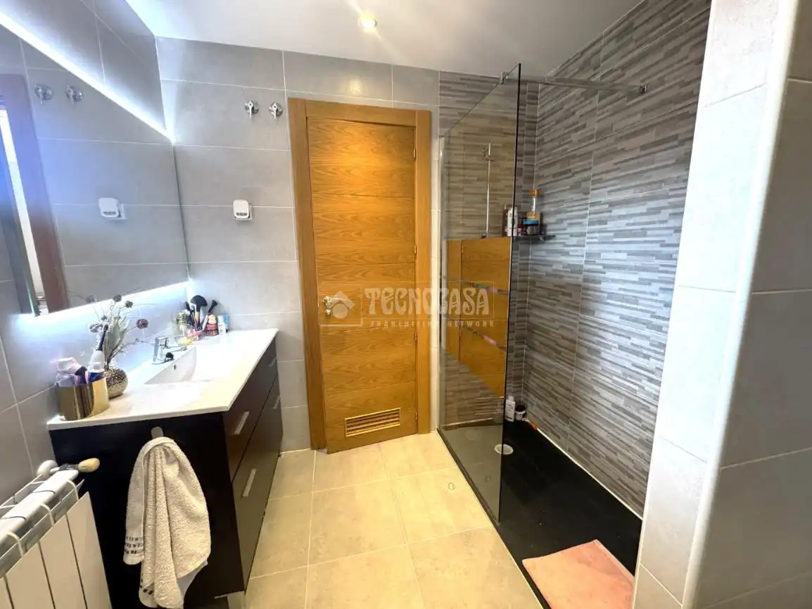 Bathroom of Detached homes for sale in Alcalá de Henares  with Air Conditioner, Terrace and Community pool