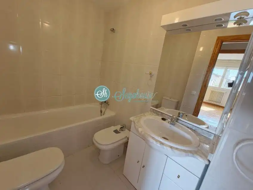 Baño de Piso en venta en San Cristóbal de Segovia con Calefacción, Trastero y Balcón