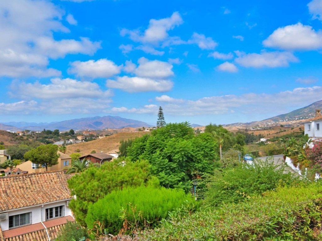 Vista exterior de Casa adosada en venda en Mijas amb Aire condicionat, Jardí privat i Terrassa