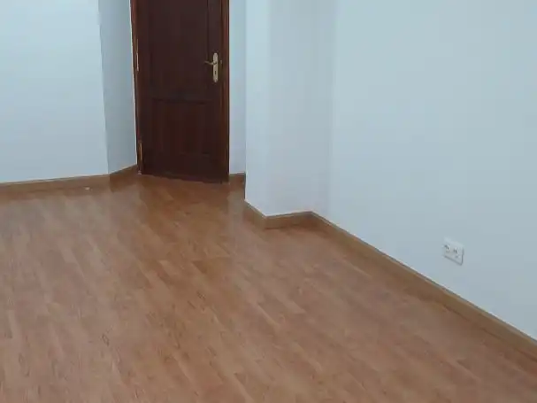 Büro zur Miete in Burgos mit Heizung, Internet und Alarm
