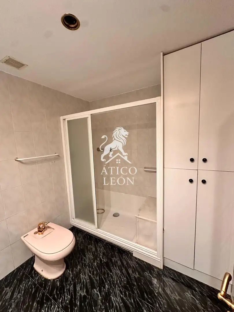 Baño de Casa o chalet en venta en León Capital  con Calefacción, Terraza y Trastero