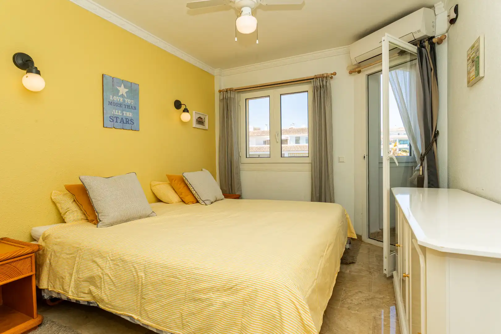 Schlafzimmer von Dachboden zum Verkauf in Mijas mit Klimaanlage, Terrasse und Schwimmbad