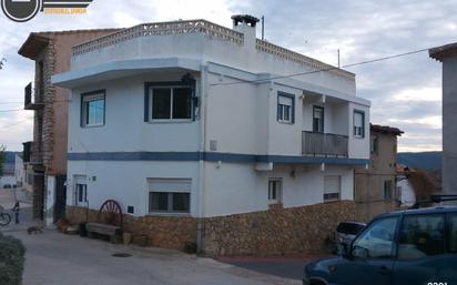 Vista exterior de Casa o xalet en venda en Titaguas amb Aire condicionat, Terrassa i Balcó