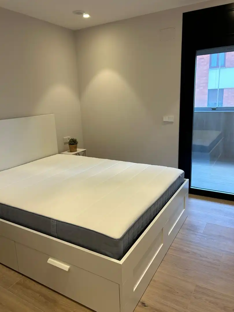 Schlafzimmer von Wohnung zur Miete in  Pamplona / Iruña mit Klimaanlage, Heizung und Terrasse