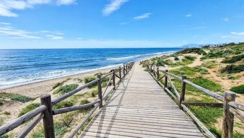 Vista exterior de Piso en venta en Marbella con Aire acondicionado, Calefacción y Jardín privado