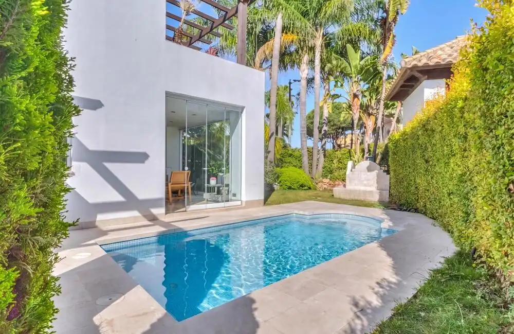 Piscina de Casa o chalet de alquiler en Marbella con Aire acondicionado, Jardín privado y Terraza