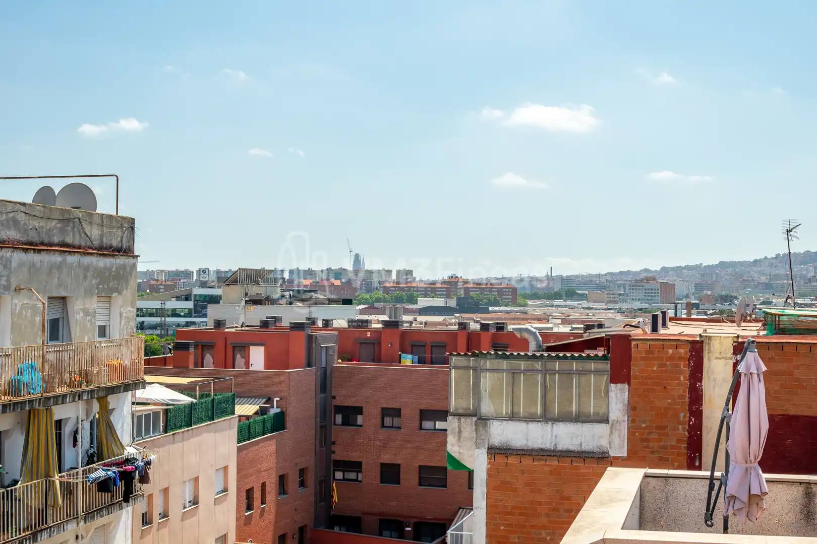 Vista exterior de Ático de alquiler en Santa Coloma de Gramenet con Aire acondicionado, Calefacción y Terraza